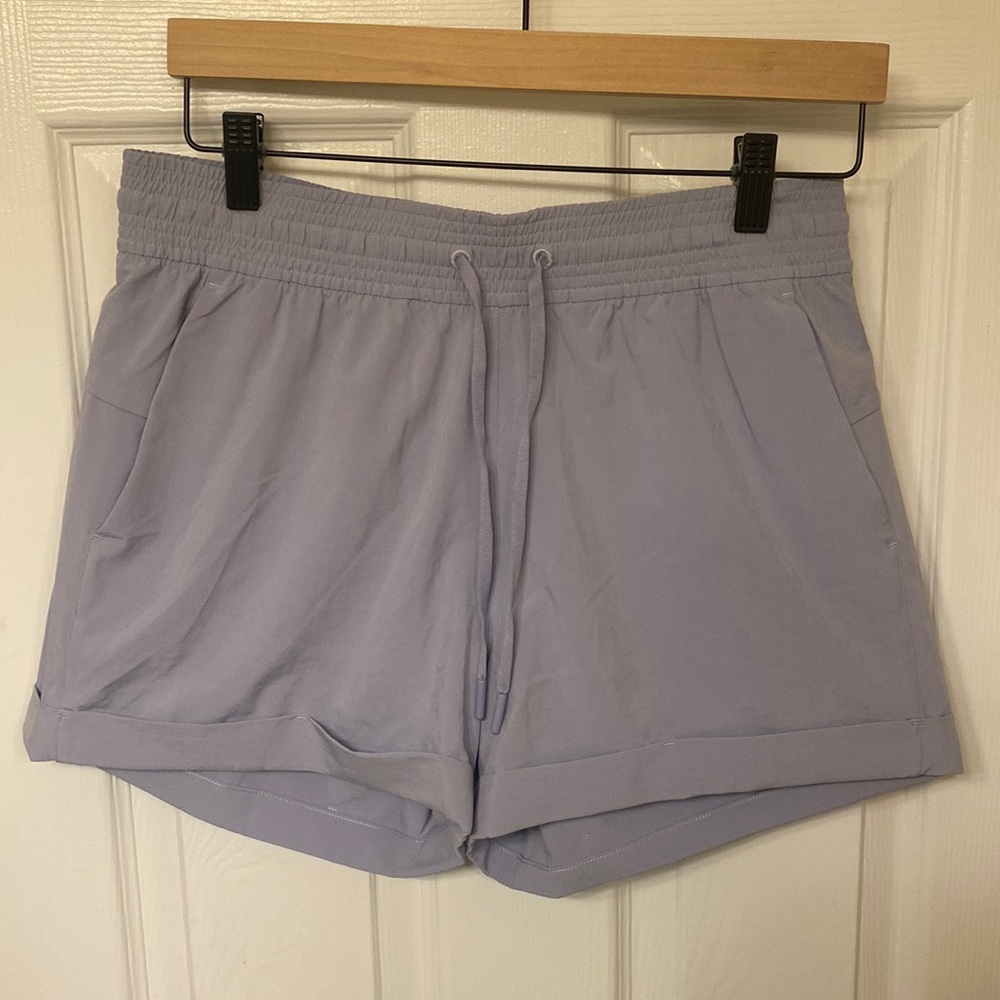 Spring Breakaway Lululemon cuffed shorts Sz8 light lilac/lavender color